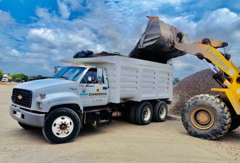 Camión cargando grava